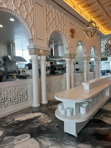 معماری طاقهای طلاکاریشده و آشپزخانهی باز رویال گلکسی