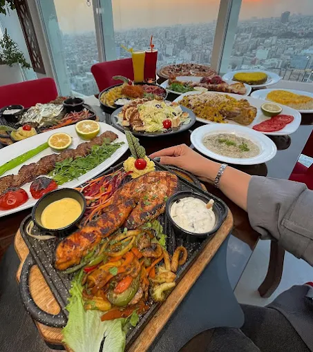 میز مهمانی با سالمون گریل