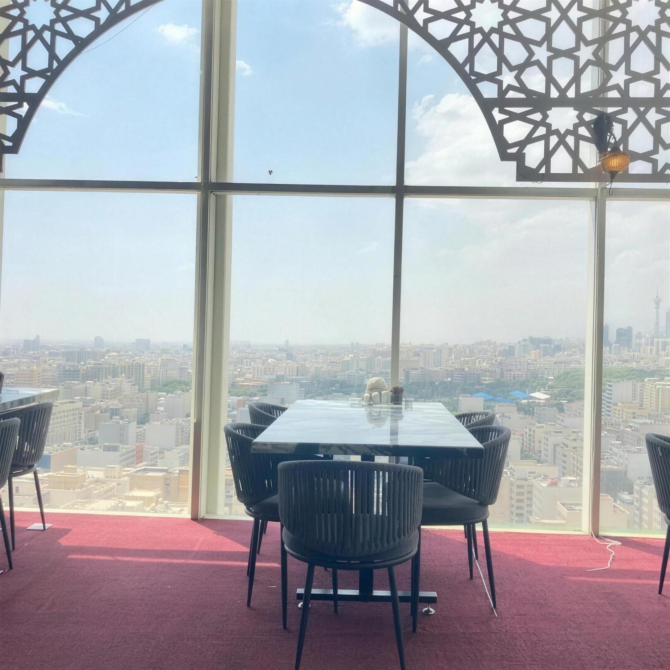 پنجرهی قوسدار با نمای تهران