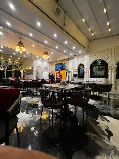 سالن داخلی در شب