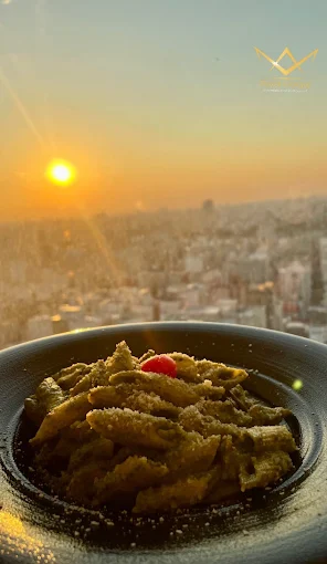 پاستا با منظره‌ی غروب تهران
