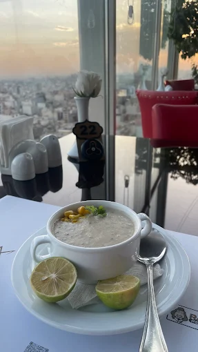 سوپ با نمای غروب شهر