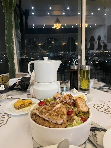 چای عصرانه با نمای شب